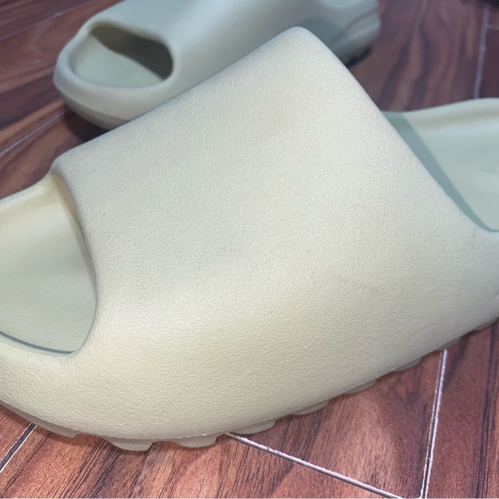 Adidas Yeezy Slide Resin Size 10 Men - Picture 3 of 12